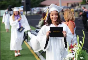  ??  ?? Class Salutatori­an Joyce Rodriguez-Coimbre proudly shows her diploma.