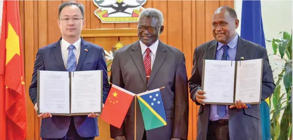  ?? Photo: Xinhua ?? Chinese Ambassador to the Solomon Islands Li Ming (left), Solomon Islands Prime Minister Manasseh Sogavare (middle) and Health Minister Culwick Togamana attend the handover ceremony of Sinopharm COVID-19 vaccines in Honiara, Solomon Islands, on April 12, 2021.