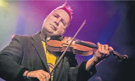  ?? FOTO: FRANZ-HEINRICH BUSCH ?? Virtuos wie so oft: Nigel Kennedy – hier bei einem Auftritt in Viersen.