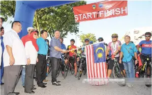  ??  ?? RAHMAN diiringi Yeo (tiga dari kiri) bersama Jainab (dua dari kiri) menyempurn­akan pelepasan ‘Unity Ride’.