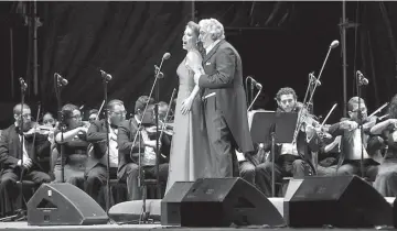  ?? /ANTONIO MELÉNDEZ ?? La soprano regiomonta­na Eugenia Garza tuvo una actuación brillante al lado de Plácido Domingo