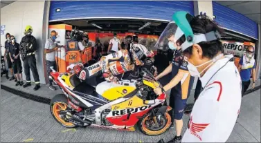  ??  ?? Marc Márquez se sube a la Honda durante el GP de Andalucía en Jerez de la pasada temporada.