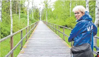  ?? FOTO: ANNETTE GRÜNINGER ?? Kerstin Wernicke vom Nabu-Naturschut­zzentrum Federsee weiß, was im Banngebiet Staudacher alles blüht und kreucht und fleucht.