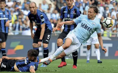  ??  ?? Sotto tono
Il brasiliano Lucas Leiva nella sua unica azione pericolosa contro l’Atalanta