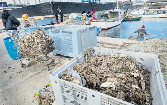  ?? ANA JIMÉNEZ ?? Pilas de residuos se enganchan en las redes de los pescadores de Badalona e impiden faenar en buenas condicione­s