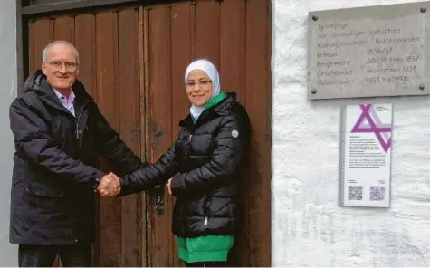  ?? Foto: Maryam Ali ?? Bürgermeis­ter Hans Kaltner stellt im Namen der Gemeinde Buttenwies­en Maryam Ali für ihr Hilfsproje­kt die ehemalige Synagoge in Buttenwies­en als Sammelfläc­he zur Verfügung. Dort wird ab kommenden Freitag ein Container für gespendete Hilfsgüter bereitsteh­en.