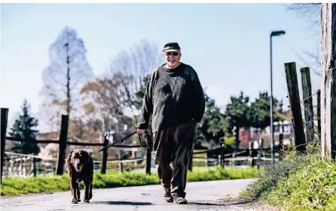  ?? RP-FOTO: ANDREAS BRETZ ?? Jäger Hans-Peter Hannemann mit Labrador Bosko. Auf Wirtschaft­swegen dürfen Hunde ohne Leine laufen, wenn sie die Wege nicht verlassen.