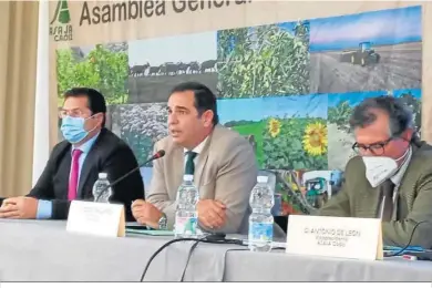  ?? ?? El presidente de Asaja-cádiz, Pedro Gallardo, en el centro de la imagen.