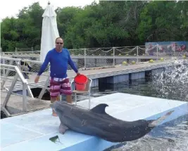  ??  ?? Boris chequea la buena forma en la que se encuentra el cincuenten­ario Junior, el delfín más longevo de Cuba.