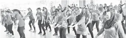  ??  ?? JAINAB (tengah) bersama Pengarah BTN Sabah Datuk Armizan Mohd Ali dan peserta Fit Dance Negaraku ‘Sehati Sejiwa’.