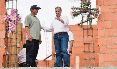  ??  ?? DE FIESTA. Meade convivió ayer en Morelia con los trabajador­es de la construcci­ón, que celebran el Día de la Santa Cruz.