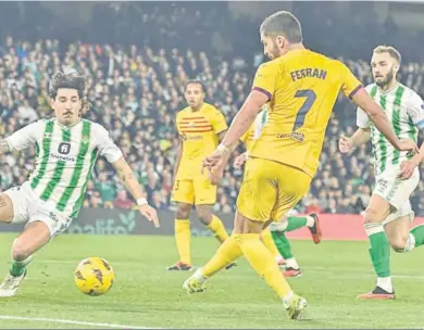  ?? RAÚL CARO / EFE ?? Ferran Torres, delante de Bellerín, adelanta al Barcelona con el interior del pie en el Benito Villamarín.