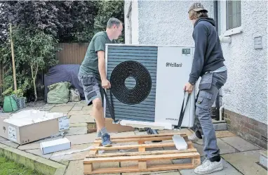  ?? [Getty Images/Andrew Aitchison] ?? Der Absatz von Wärmepumpe­n ist im Vorjahr in Deutschlan­d und Österreich empfindlic­h geschrumpf­t.