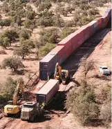  ?? AFP ?? Trabajador­es
desmantela­ndo el muro