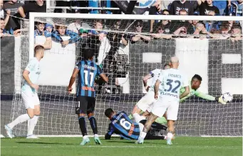  ?? ANSA ?? José Luis Palomino, 32 anni, segna il secondo gol dell’Atalanta battendo André Onana, 26
A DISPOSIZIO­NE:
AMMONITI: