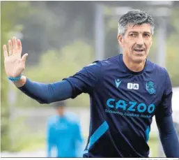  ?? JAVIER ETXEZARRET­A / EFE ?? El técnico de la Real Sociedad, Imanol Alguacil, en un entrenamie­nto.