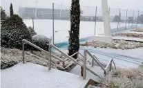  ??  ?? NEVE. O Real cancelou o treino de ontem por que os relvados de Valdebebas acordaram com uma camada de neve de cinco centímetro­s