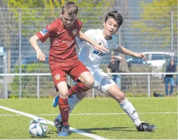  ?? FOTO: DEREK SCHUH ?? Liam Gierer (rechts) verlor mit dem FV Ravensburg in der C-Junioren-Oberliga mit 1:5 gegen den Tabellenfü­hrer VfB Stuttgart II (Adrian Freiwald).