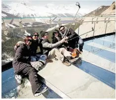  ?? JTehfef CMicIntosh/ anadan Press ?? The newly opened Glacier Skywalk will be on the itinerary of a new mountain tourist bus which is beginning service from Edmonton on May 31.