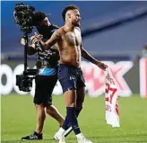  ?? POOL/AFP ?? POLEMIK: Tindakan Neymar Jr bertukar jersey dengan bek RB Leipzig Marcel Halstenber­g melanggar protokol kesehatan.