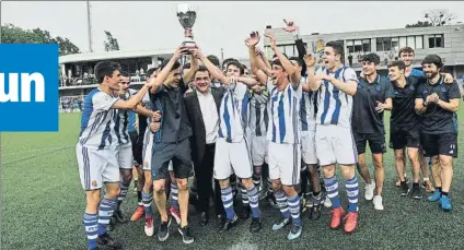  ?? FOTO: UNANUE ?? Fiesta Los jugadores realistas alzan la Copa que les acredita como campeones de la Liga Nacional Juvenil