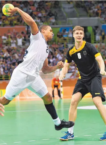  ?? FOTO: DPA ?? Der entscheide­nde Treffer für den Favoriten aus Frankreich: Daniel Narcisse setzt sich durch und erzielt das 29:28 in Rio de Janeiro. Finn Lemke (rechts) sieht das Unglück kommen.