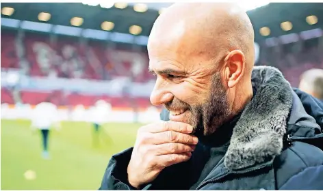  ?? FOTO: DPA ?? Bayers Trainer Peter Bosz hatte nach dem 1:0-Sieg in Mainz gut lachen.