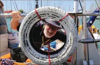  ??  ?? Insolites, ces deux pneus peints en blanc équipant de cockpit du Lello 34 de l’Australien Mark John Sinclair. Il les embarque pour se freiner dans le Sud, amarrés à des traînards.