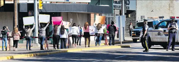  ?? GORD WALDNER FILES ?? Protesters rally outside North Battleford Provincial Court House during a court appearance by Gerald Stanley on Aug. 18, 2016.