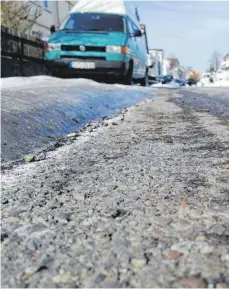  ?? FOTO: FELKER ?? Wer mit den Autoreifen genau die eisfreie Spurrinne erwischt, der kommt gut durch, ansonsten wird derzeit in vielen Trossinger Nebenstraß­en mehr gerutscht, als gefahren.