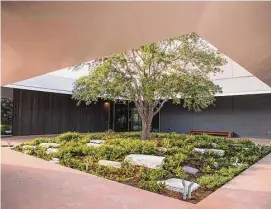  ?? Brett Coomer/Staff photograph­er ?? The Menil Drawing Institute, which has a landscaped courtyard space, is up for the Mies Crown Hall Americas Prize.