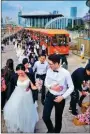  ?? DONG ZHIGANG / FOR CHINA DAILY ?? Couples gather in the streets of the seaside city of Qingdao for the 2018 Qingdao Wedding Culture Week.