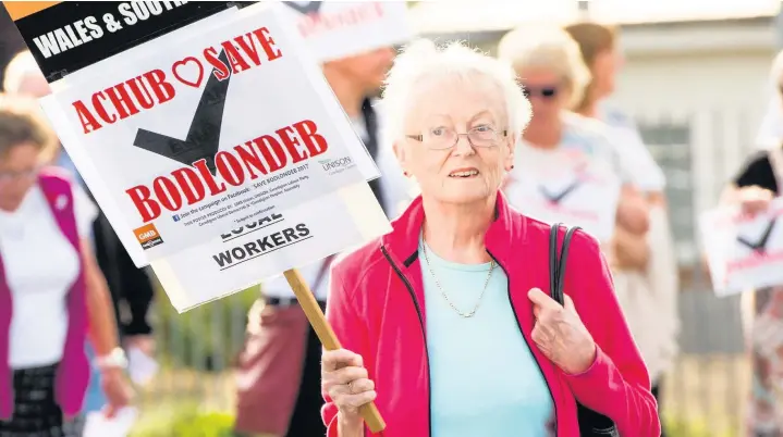  ?? Pictures: Keith Morris ?? > Protesters rally to stop council plans to close Bodlondeb care home in Aberystwyt­h