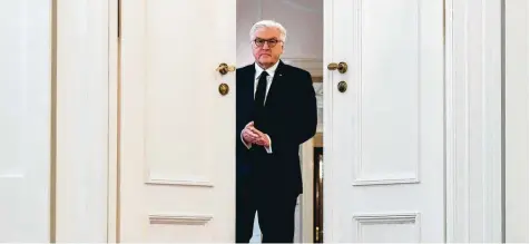  ?? Foto: John McDougall, afp ?? Der strenge Blick des Hausherren: Frank Walter Steinmeier hat den Parteien in den letzten Wochen unmissvers­tändlich zu verstehen gegeben, dass Neuwahlen für ihn nur die ultima ratio sind. Heute empfängt er die Spitzen von CDU, CSU und SPD um die...