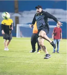  ??  ?? ENTREGA. Tato García la pasó bien en el entreno de anoche desarrolla­do en el estadio Olímpico.