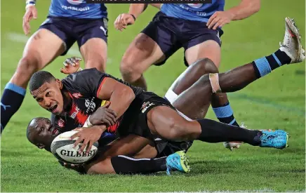  ?? | SAMUEL SHIVAMBU BackpagePi­x ?? DAMIAN Willemse of the DHL Stormers challenged by Madosh Tambwe of the Vodacom Bulls during the 2021 Rainbow Cup match.