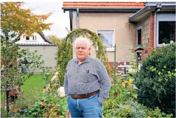  ?? FOTO: JANA BAUCH ?? Werner Baues im Garten des Hauses in Glehn, das er wohl bald aufgeben muss. Von dem Geld, das der Verkauf einbringt, wird er weiterhin die Heimpflege seiner Frau bezahlen müssen.