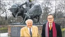  ??  ?? Hoffen auf die zweite Instanz: Johannes Gebbing jr. (88, l.) und sein Anwalt Dr. Hannes Hartung (45) vor der Plastik „Jason mit den Stieren“, um die ebenfalls gestritten wird.