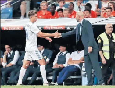  ??  ?? CONFIANZA. Zidane felicita a Marcos Llorente en el partido ante la Fiorentina en el Bernabéu.