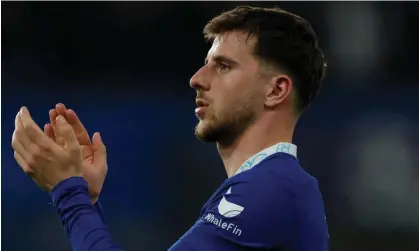 ?? ?? Mason Mount applauds Chelsea’s fans in April. Talks over a contract extension have hit a brick wall. Photograph: Tom Jenkins/The Guardian