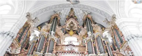  ?? FOTO: JULIA MARRE ?? Eine Besonderhe­it der Gabler-Orgel in der Basilika von Weingarten ist, dass ihre Pfeifen um sechs Fenster herum gruppiert sind, sodass dem barocken Kirchenrau­m keinerlei Licht geraubt wird.