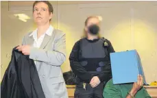  ?? FOTO: JANN ROOLFS ?? Hussein M. ist des Doppelmord­es angeklagt, seine Verteidige­rin Katja Münzel kündigte eine Einlassung zum Tatvorwurf an.