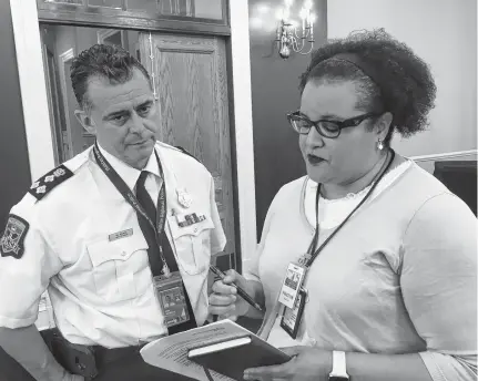  ?? FRANCIS CAMPBELL • THE CHRONICLE HERALD ?? Halifax Police Chief Dan Kinsella and Natalie Borden, chairwoman of the Halifax police commission, confer at a commission meeting at city hall last year.