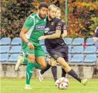  ?? BILD: SN/KRUG ?? Henndorfs Franck Matondo (l.) erzielte gegen den FC Hallein seine Saisontref­fer 22 und 23.