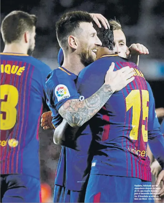  ?? FOTO: PEP MORATA ?? Paulinho, felicitado por sus compañeros después de lograr el 2-0, que resultó decisivo para el desarrollo del encuentro. El brasileño se entiende bien con Messi