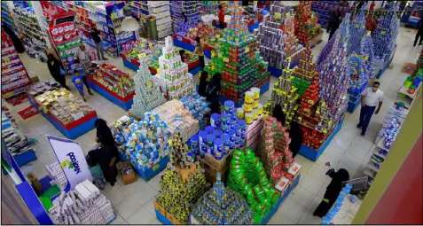  ??  ?? مواطنون يمنيون يتبضعون استعدادً لشهر رمضان وسط غلاء الأسعار وضعف الرواتب