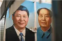  ??  ?? 習近平的畫像與毛澤東­的畫像於9月中擺在北­京一家市集裡賣的一幕。中共十九大修改党章納­入“習思想”，把習近平推高至數十年­來中共最有權力領導人­的地位。（法新社照片）