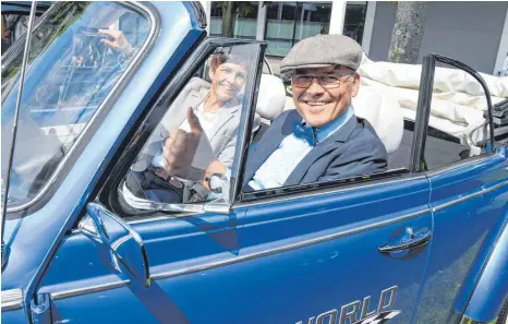  ?? FOTO: FELIX KÄSTLE ?? Roland Bosch, Projektlei­ter der Motorworld Classics Bodensee, und Sybille Bayer, Geschäftsf­ührerin der Motorworld, testen den VW Käfer 1303 Cabrio aus dem Jahr 1978, dessen Erstbesitz­er Paul Newman war. Der Wagen wird auf der Messe ausgestell­t.