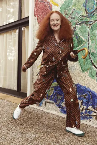  ??  ?? Izquierda: la icónica Grace Coddington luciendo una de las piezas que diseñó en colaboraci­ón con Nicolas Ghesquière para Louis Vuitton.