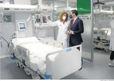  ?? JUAN CARLOS MUÑOZ ?? Juanma Moreno contempla el equipamien­to del Hospital Militar de Sevilla en la visita que realizó ayer.